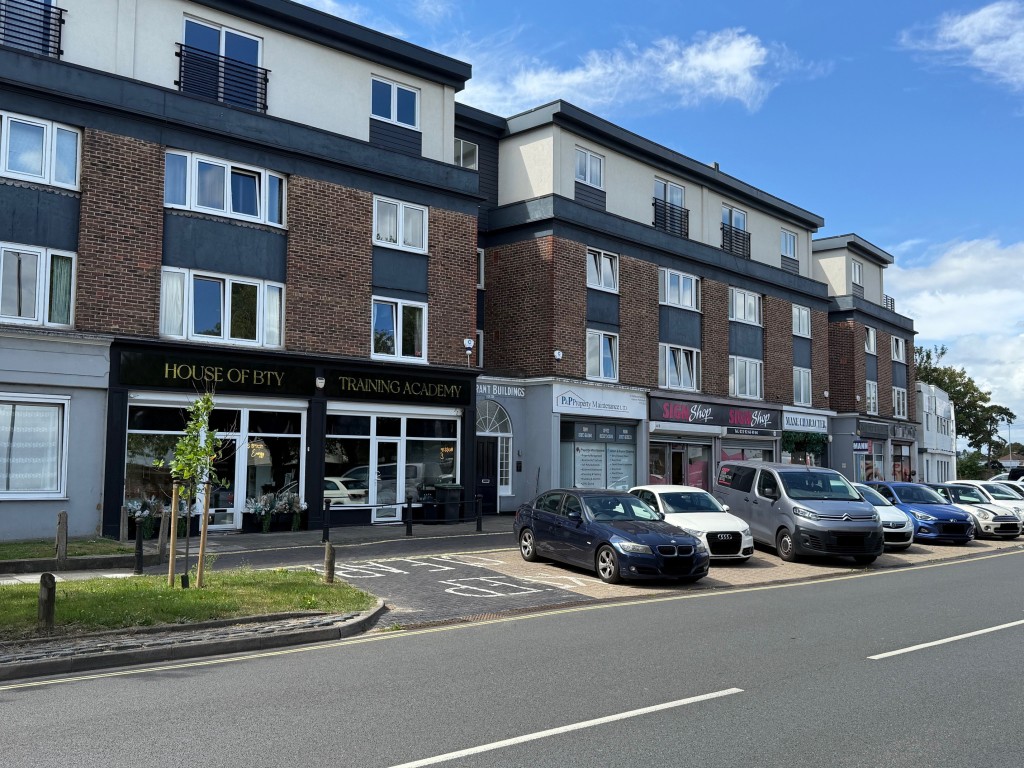 Lot: 75 - MULTIPLE UNIT COMMERCIAL INVESTMENT - View of the parade of shops from the northern end